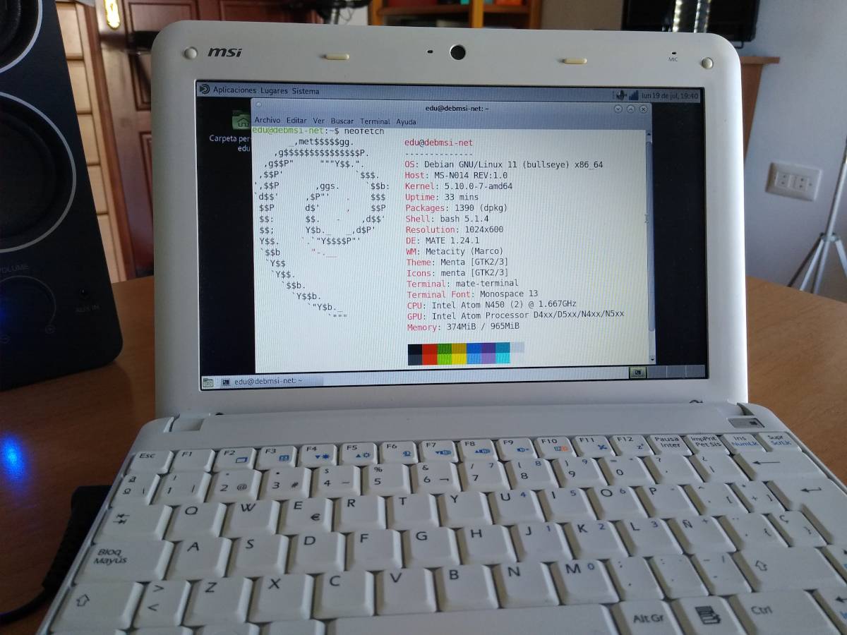Netbook con Intel Atom como procesador y Debian 11 Bullseye con MATE como sistema operativo